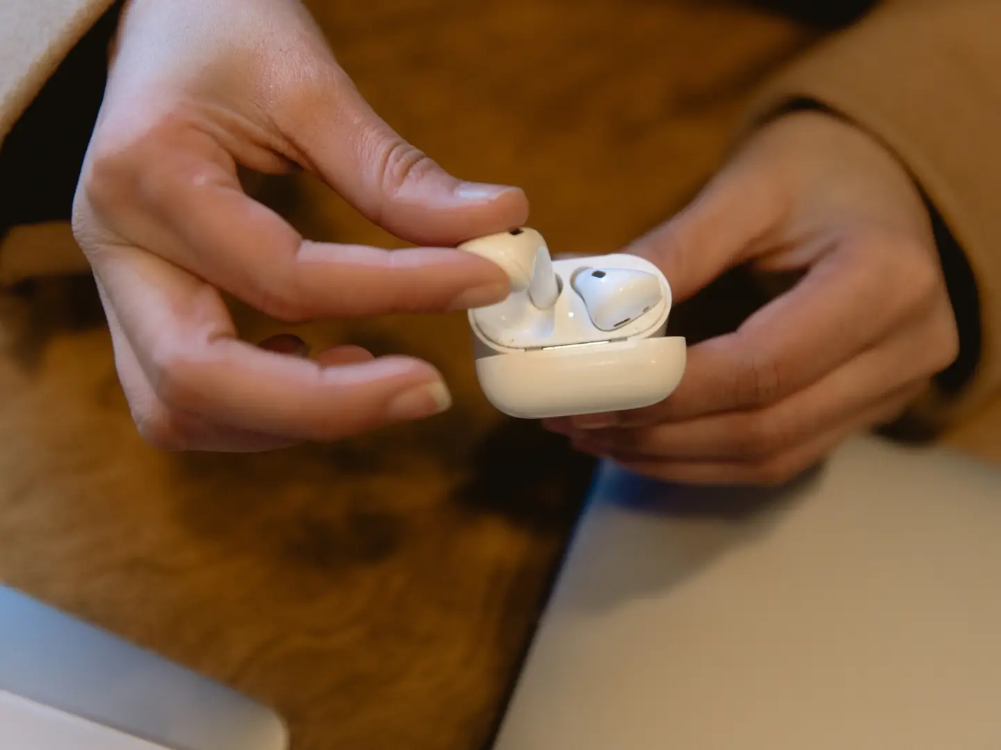 Adjust Volume On Airpods And Airpods Pro