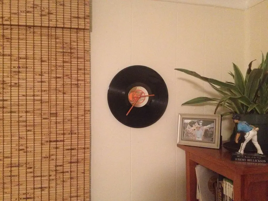 Make Your Own Vinyl Record Clock